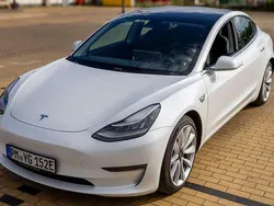 Weiß Gebraucht 2020 Tesla Model 3 Limousine | 22.700 €