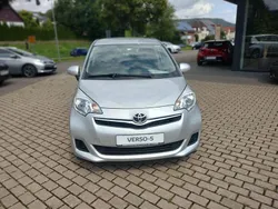 Platinsilber metallic Gebraucht 2013 Toyota Verso-S Life Van / Kleinbus | 7.790 € (Etwas zu teuer)