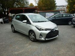 Silber Gebraucht 2015 Toyota Yaris Hybrid Comfort Limousine | 12.500 € (Fairer Preis)