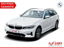 Weiß Gebraucht 2021 BMW 320e Sport Line Kombi | 29.950 € (Fairer Preis)