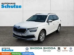 Candyweiß (white), solid Gebraucht 2020 Skoda Kamiq Ambition SUV | 22.890 € (Fairer Preis)