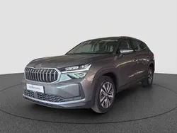 Graphitegrau metallic Gebraucht 2024 Skoda Kodiaq Selection SUV | 45.490 € (Guter Preis)