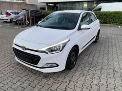 Weiß Gebraucht 2016 Hyundai i20 Passion Limousine | 4.990 € (Superpreis)
