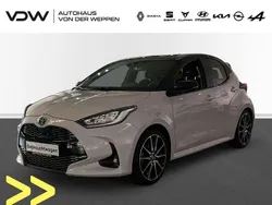 Grau Gebraucht 2022 Toyota Yaris Hybrid Sport Limousine | 22.900 € (Teuer)