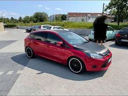 Rot Gebraucht 2011 Ford Focus Limousine | 2.100 € (Fairer Preis)