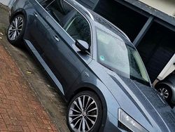 Grau Gebraucht 2015 Skoda Superb Kombi | 13.400 € (Superpreis)