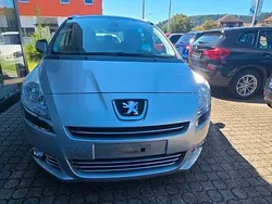 Grau Gebraucht 2013 Peugeot 5008 Allure Van / Kleinbus | 6.900 € (Fairer Preis)