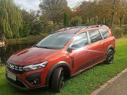 Rot Gebraucht 2023 Dacia Jogger Extreme Van / Kleinbus | 21.650 € (Fairer Preis)