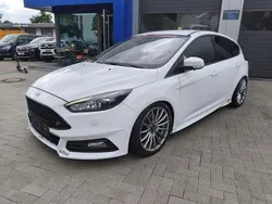 Weiß (frostweiß) Gebraucht 2015 Ford Focus ST Limousine | 15.900 € (Fairer Preis)