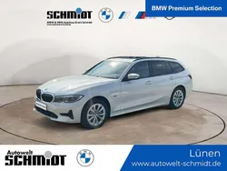 Mineralweiß metallic Gebraucht 2022 BMW 330e Kombi | 30.490 € (Superpreis)