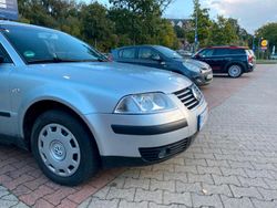 Grau Gebraucht 2002 VW Passat Kombi | 1.250 €