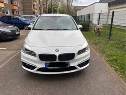 Weiß Gebraucht 2016 BMW 218 Active Tourer Sport Line Van / Kleinbus | 12.000 € (Guter Preis)