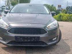 Grau Gebraucht 2015 Ford Focus Limousine | 4.350 €