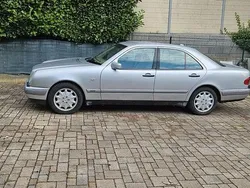 Silber Gebraucht 1998 Mercedes E280 Limousine | 8.850 €