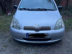 Silber Gebraucht 2002 Toyota Yaris Kleinwagen | 2.700 € (Fairer Preis)