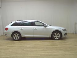 Weiss Gebraucht 2022 Skoda Superb Ambition Kombi | 16.480 € (Guter Preis)