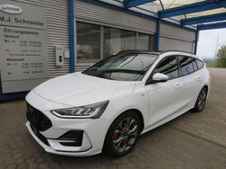 Frostweiß Gebraucht 2024 Ford Focus ST-Line X Kombi | 26.400 € (Fairer Preis)