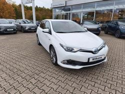 Schneeweiss Gebraucht 2017 Toyota Auris Hybrid Executive Limousine | 16.500 € (Fairer Preis)