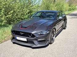 Dark matter grey metallic mit design streifen in schwarz/rot Gebraucht 2023 Ford Mustang Mach 1 | 55.490 € (Guter Preis)