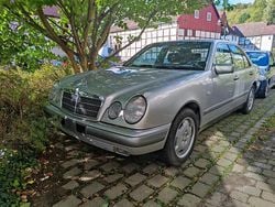 Silber Gebraucht 1996 Mercedes E280 Elegance Limousine | 2.400 €