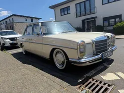 Beige Gebraucht 1975 Mercedes 200 Limousine | 11.000 €