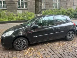 Schwarz Gebraucht 2010 Renault Clio II Kleinwagen | 2.200 €
