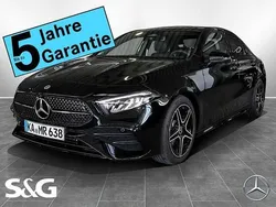 Metalliclack kosmosschwarz Gebraucht 2025 Mercedes A200 AMG Limousine | 39.998 €