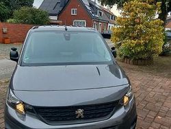 Grau Gebraucht 2018 Peugeot Partner Van / Kleinbus | 10.899 € (Fairer Preis)