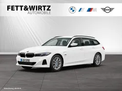 Alpinweiss Gebraucht 2023 BMW 330e Kombi | 35.990 € (Fairer Preis)