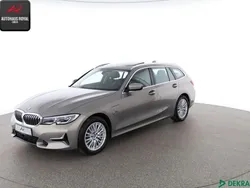 Grau Gebraucht 2022 BMW 330e Luxury Line Kombi | 32.880 € (Superpreis)