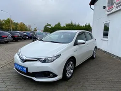 Weiß Gebraucht 2016 Toyota Auris Hybrid Edition-S Limousine | 12.990 € (Guter Preis)