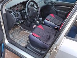 Grau Gebraucht 2001 Ford Focus Kleinwagen | 999 € (Guter Preis)