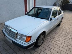 Weiß Gebraucht 1991 Mercedes E230 Limousine | 10.990 €