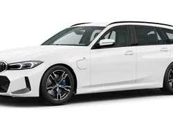 Weiß Gebraucht 2024 BMW 330e Shadowline Kombi | 46.842 € (Fairer Preis)