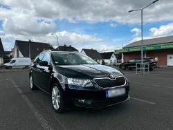 Schwarz Gebraucht 2013 Skoda Octavia Kombi | 10.699 € (Teuer)