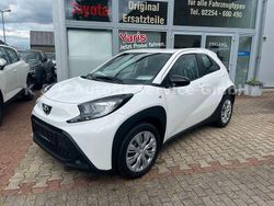 Weiß Gebraucht 2024 Toyota Aygo Business Edition Kleinwagen | 15.400 €