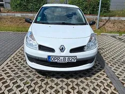 Weiß Gebraucht 2009 Renault Clio II Kleinwagen | 1.200 € (Fairer Preis)
