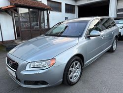 Silber Gebraucht 2009 Volvo V70 Momentum Kombi | 2.990 €