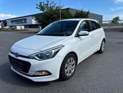 Weiß Gebraucht 2017 Hyundai i20 Limousine | 10.900 € (Fairer Preis)