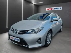Silber Gebraucht 2013 Toyota Auris Hybrid Life Limousine | 10.390 € (Fairer Preis)
