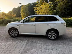 Weiß Gebraucht 2015 Mitsubishi Outlander P-HEV Top SUV | 15.400 € (Fairer Preis)