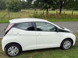 Weiß Gebraucht 2018 Toyota Aygo X-play Kleinwagen | 6.500 € (Fairer Preis)