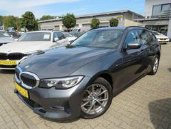 Mineralgrau metallic Gebraucht 2020 BMW 320 Sport Line Kombi | 28.990 € (Fairer Preis)