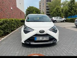 Weiß Gebraucht 2021 Toyota Aygo Kleinwagen | 7.350 € (Guter Preis)