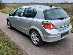 Grün Gebraucht 2009 Opel Astra Kombi | 1.599 € (Fairer Preis)