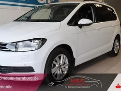 Pure white Gebraucht 2023 VW Touran Comfortline Van / Kleinbus | 31.300 € (Fairer Preis)