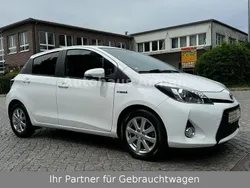 Weiß Gebraucht 2014 Toyota Yaris Hybrid Edition Limousine | 10.890 € (Fairer Preis)