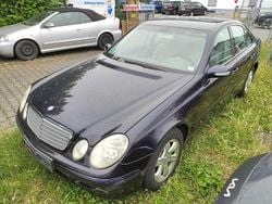Tansanitblau metalliclack Gebraucht 2004 Mercedes E240 Limousine | 3.499 € (Guter Preis)