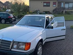 Weiß Gebraucht 1988 Mercedes E230 Kombi | 6.500 €