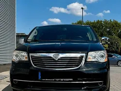 Schwarz Gebraucht 2011 Lancia Voyager Van / Kleinbus | 12.399 € (Etwas zu teuer)